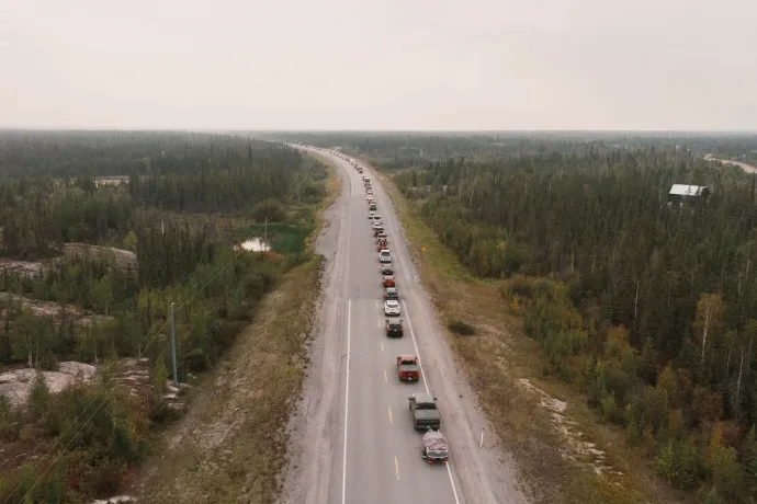Autók úton Yellowknife-ból kifelé a kanadai 3-as autóúton – Fotó: Pat Kane / Reuters