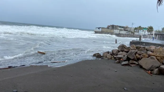 Mexikó partjaira már megérkeztek a Hilary hurrikán sodorta hullámok – Fotó: Proteccion Civil Estatal Colima / Handout via Reuters