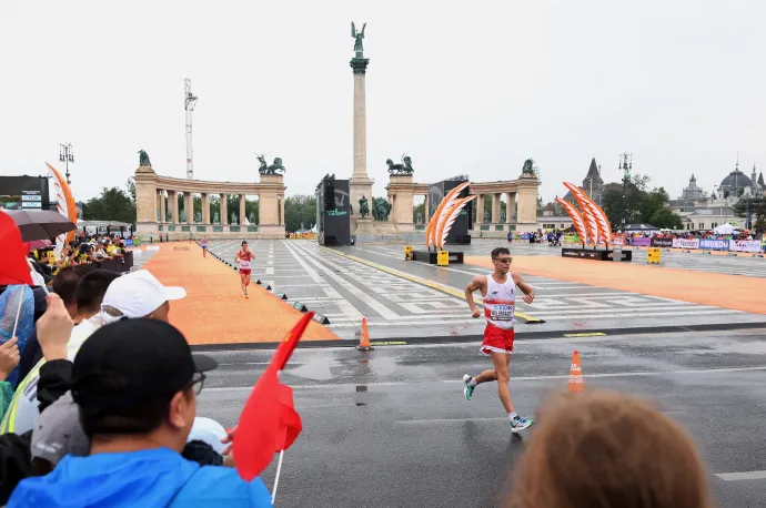 Helebrandt Máté a Hősök terén gyalogolva – Fotó: Christian Petersen / Getty Images