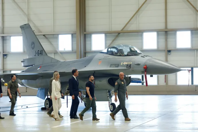 Vodimir Zelenszkij ukrán elnök és Mark Rutte holland miniszterelnök egy F-16-os mellett sétálnak el a hollandiai Eindhovenben 2023. augusztus 20-án – Fotó: Piroschka Van De Wouw / Reuters