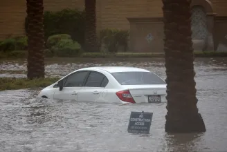 Hömpölyög a víz az utcákon, esik az eső a sivatagban: trópusi vihar pusztít Mexikóban és az USA-ban