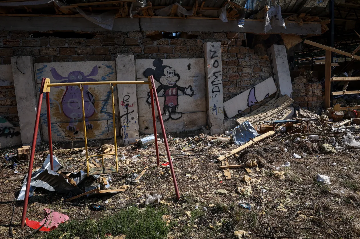 Ruins of the church and the playground in Zaporizhzhya, where the two busker girls, Krystyna and Svetlana were killed by a missile on 9 August – Photo: István Huszti / Telex