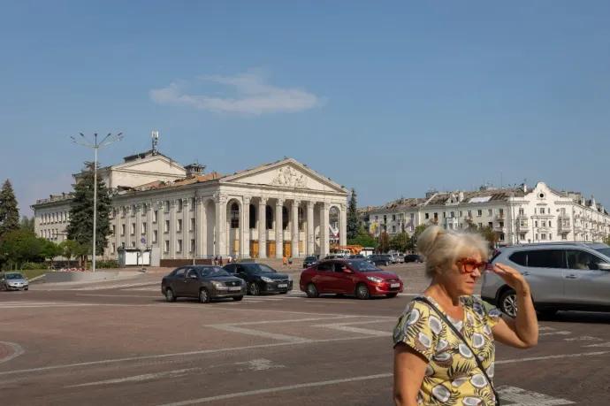 Csernyihiv főtere az orosz rakétatámadásban megsérült színházzal – Fotó: Huszti István / Telex