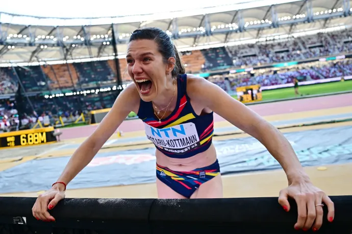 A győztes szerb Ivana Vuleta (k), a második helyezett amerikai Tara Davis-Woodhall (b) és a harmadik helyezett Alina Rotaru-Kottmann (j) a női távolugrás döntőjében a budapesti atlétikai világbajnokságon – Fotó: Mónus Márton / Reuters