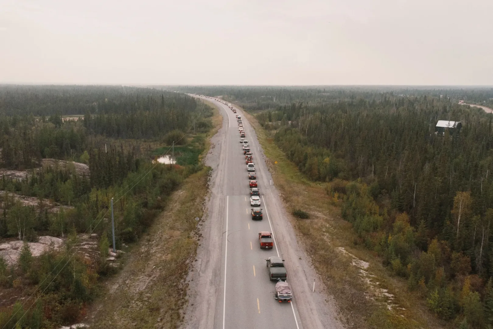 Yellowknife sok lakója autóval hagyta el a 20 ezres várost – Fotó: Pat Kane / Reuters