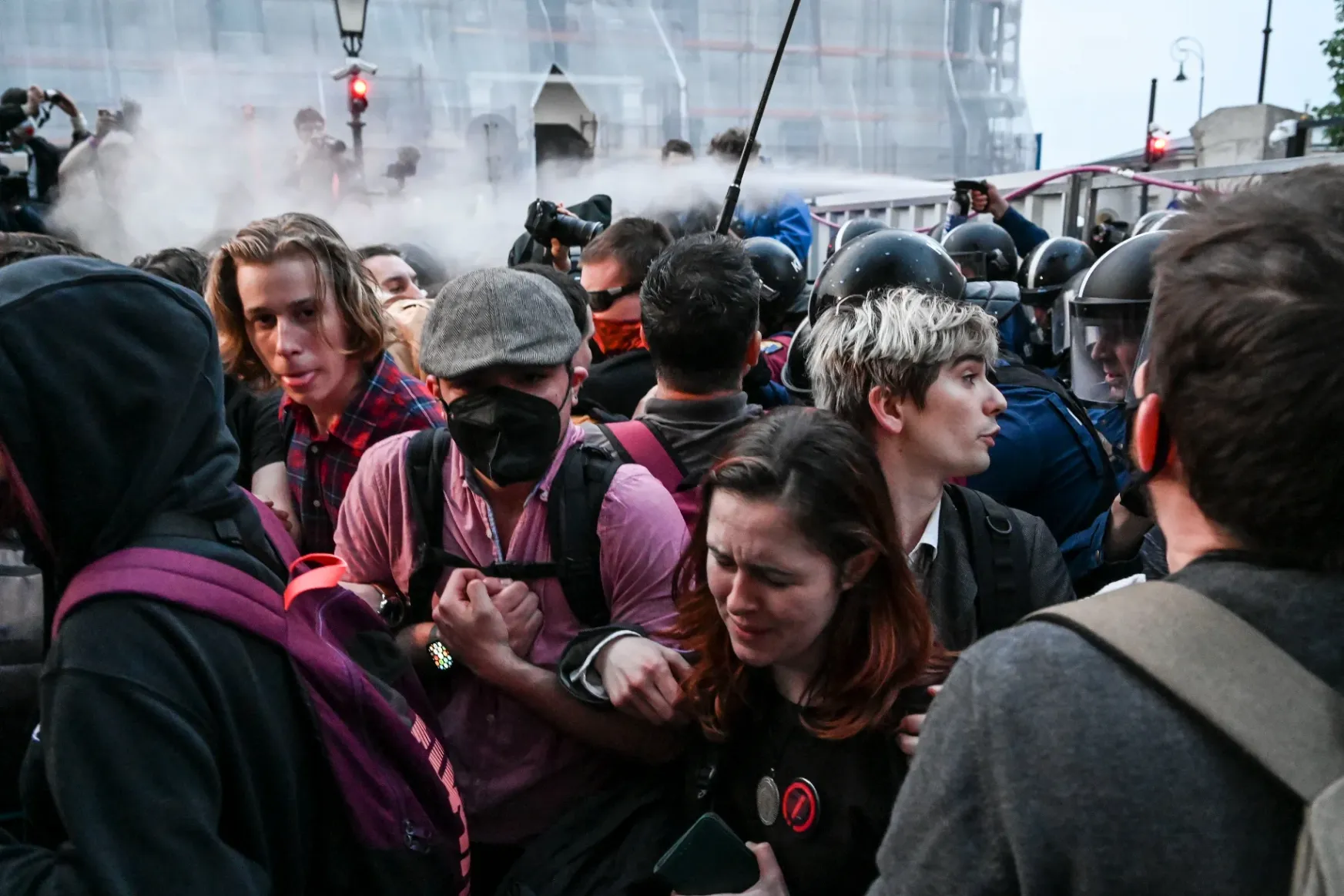 Sorozatban hallgatja meg a rendőrség a Karmelitánál tüntető diákokat
