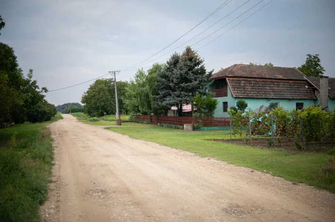 A hajdújárási ház, aminek kerítése előtt a kézigránátok felrobbantak – Fotó: Szűcs Dániel / Szegeder / Telex