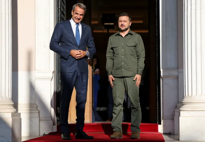 Kiriákosz Micotákisz görög miniszterelnök üdvözli Volodimir Zelenszkij ukrán elnököt Athénban, Görögországban, 2023. augusztus 21-én – Fotó: Stelios Misinas / Reuters 