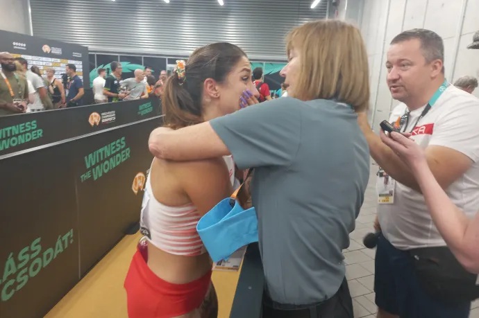 Egy percen belül kétszer fakadt sírva a sprinter, először bánatában, aztán örömében