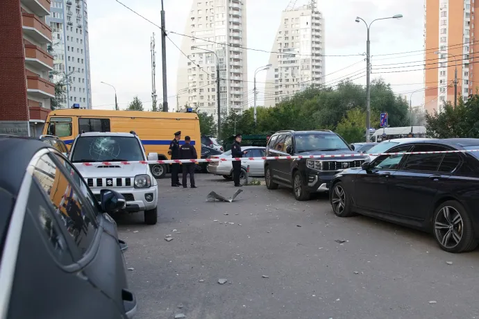 Rendőrök Krasznogorszkban a dróntámadás helyszínén – Fotó: AFP