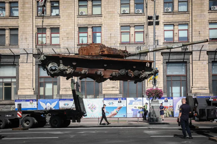 Kiégett orosz tank Kijev belvárosában – Fotó: Huszti István / Telex