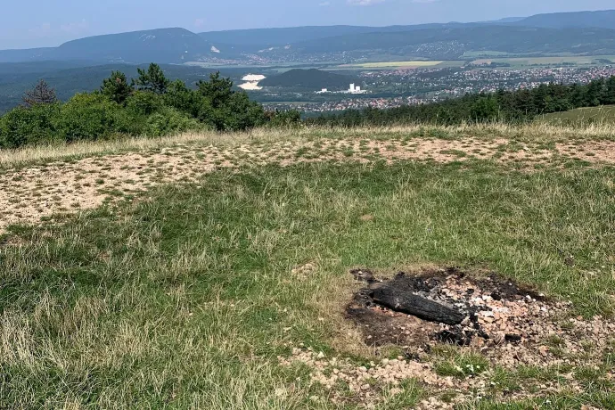 Hegytetőn felgyújtott kereszt borzolja a kedélyeket Nagykovácsiban