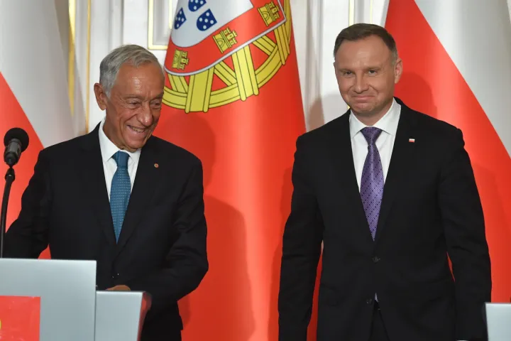 Andrzej Duda lengyel elnök fogadja Marcelo Rebelo de Sousa portugál elnököt a varsói elnöki rezidencián – Fotó: Piotr Nowak / MTI / EPA 
