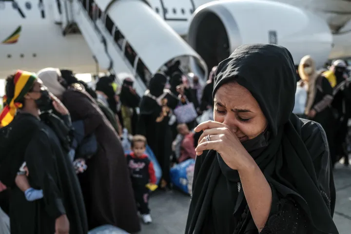 Egy Szaúd-Arábiából visszatelepített etióp nő a főváros, Addisz-Abeba repterén 2022. március 30-án – Fotó: Eduardo Soteras / AFP