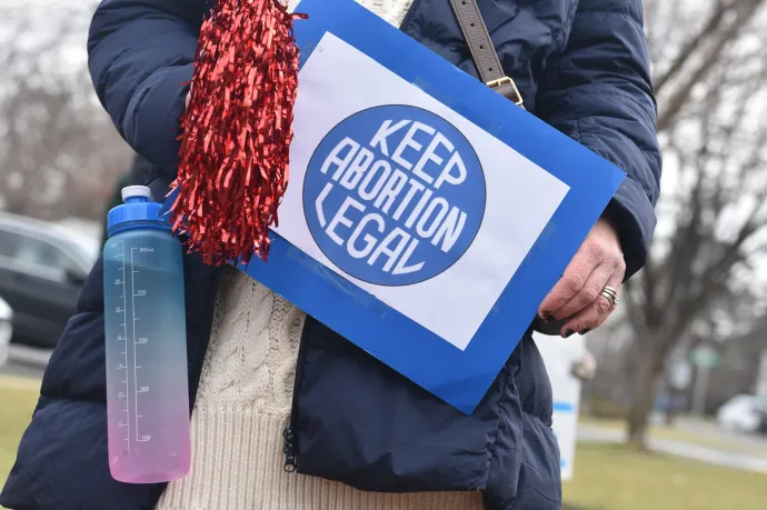Négyből három magyar támogatja, hogy legális maradjon az abortusz