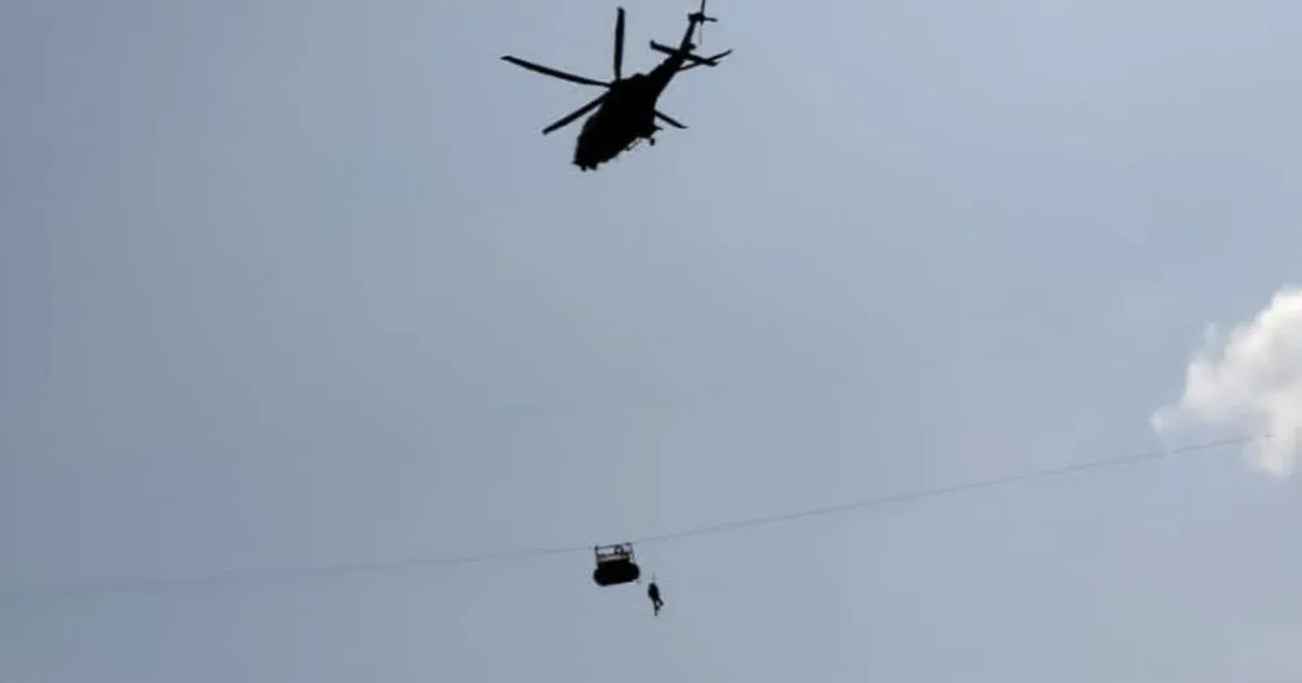 15 órára egy felvonó fülkéjében ragadt egy diákcsoport 350 méteres magasságban Pakisztánban