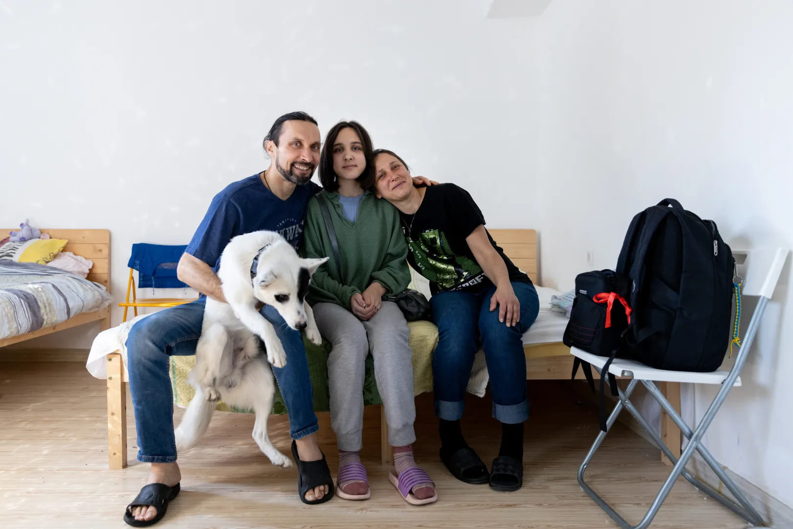 Igor, Katarin, Rakija és a család kutyája, Unka a Migration Aid Madridi úti menekültszállóján – Fotó: Ajpek Orsi / Telex