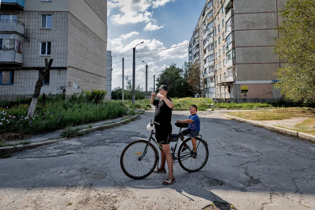 Van, aki megy, van, aki marad. Kupjanszkban búcsúzkodik két asszony, Kivsarivkában a kerékpáros testvérpár szerint nem érdemes elmenni az ismeretlenbe – Fotó: Huszti István / Telex