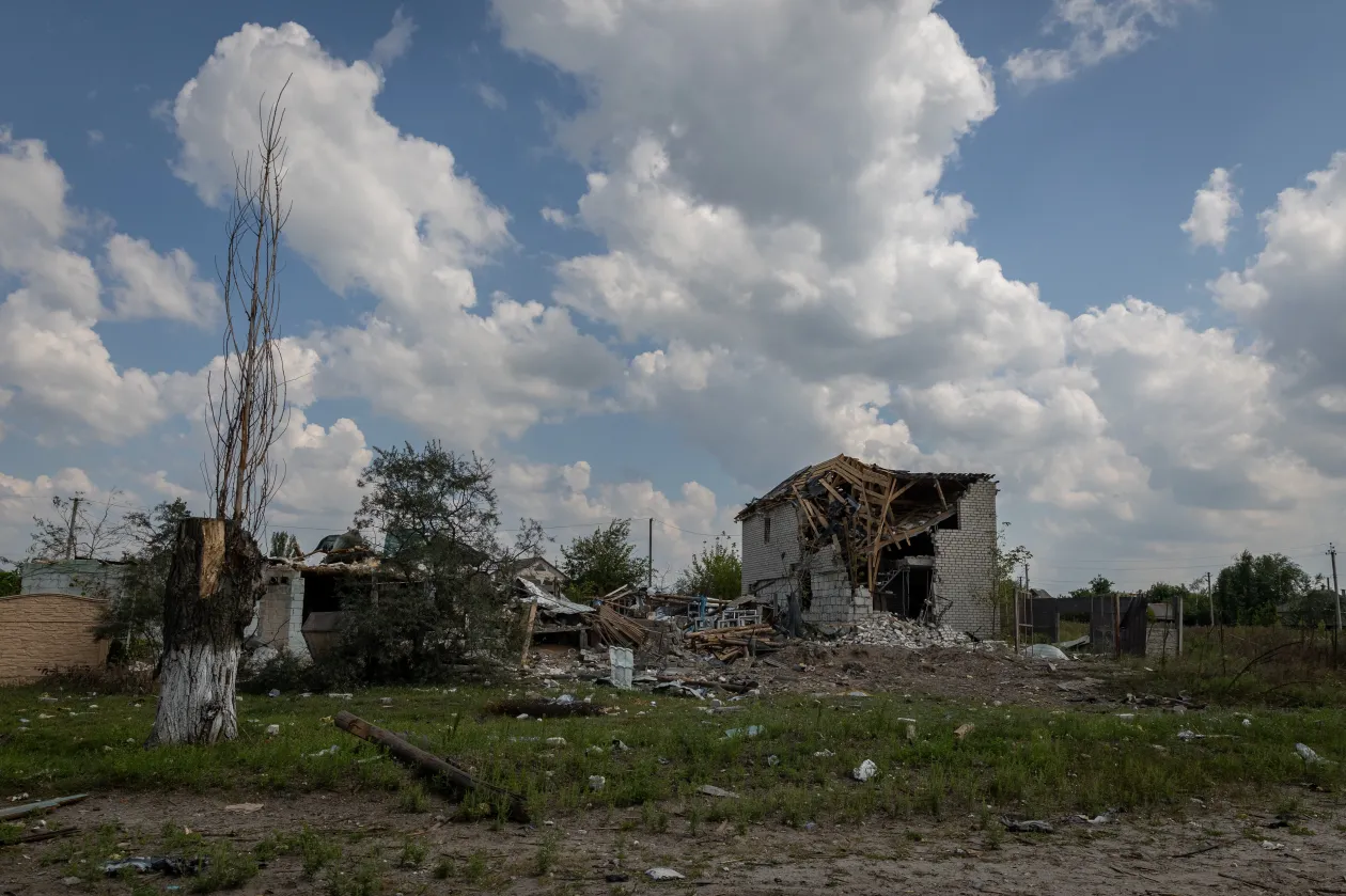 Kupjanszk környékén megsemmisült házak és a város egyik felüljárója, amelyet először az ukrán, majd az orosz erők tettek használhatatlanná – Fotó: Huszti István / Telex