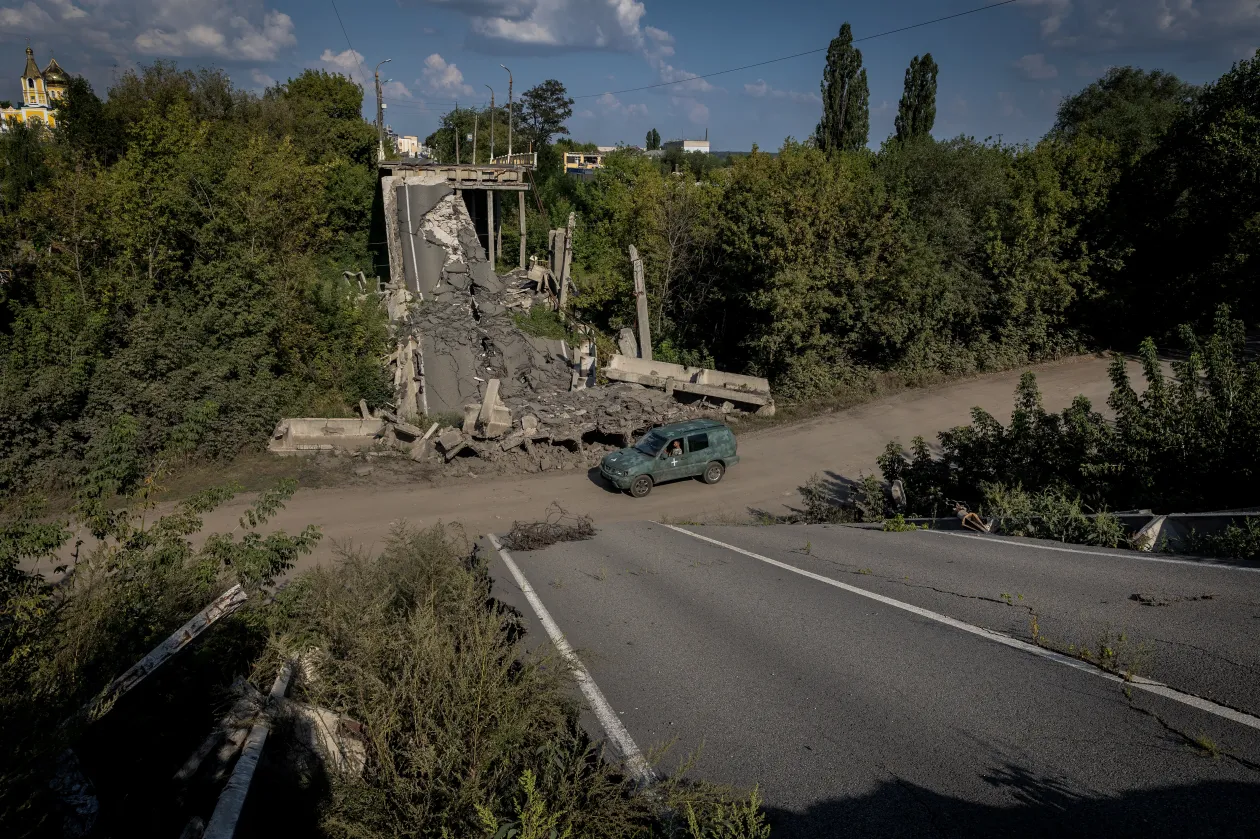 Kupjanszk környékén megsemmisült házak és a város egyik felüljárója, amelyet először az ukrán, majd az orosz erők tettek használhatatlanná – Fotó: Huszti István / Telex