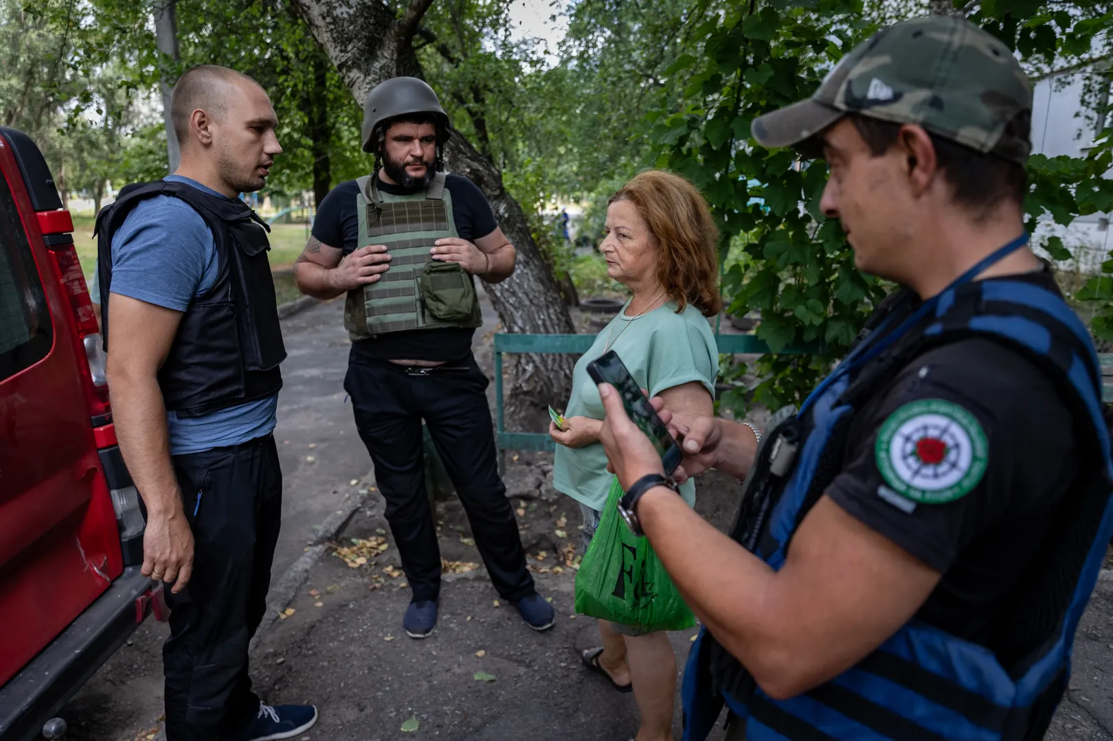 Önkéntesek Kivsarivkában egy asszonnyal beszélgetnek, aki egyelőre a maradás mellett döntött – Fotó: Huszti István / Telex