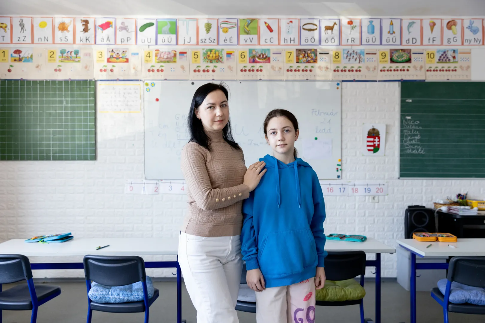 Hanna és lánya a székesfehérvári Digitális Tudásért Iskola egyik tantermében – Fotó: Ajpek Orsi / Telex