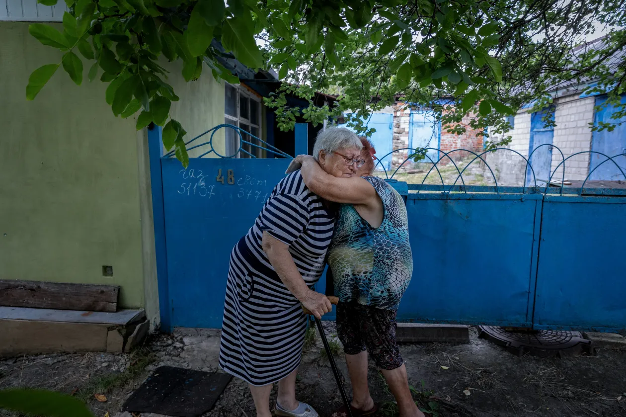 Van, aki megy, van, aki marad. Kupjanszkban búcsúzkodik két asszony, Kivsarivkában a kerékpáros testvérpár szerint nem érdemes elmenni az ismeretlenbe – Fotó: Huszti István / Telex