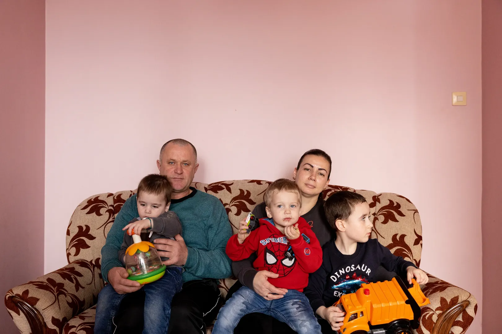 Igor és Viktoria fiaikkal a Magyar Vöröskereszt menekülteket hódmezővásárhelyi befogadó szállásán – Fotó: Ajpek Orsi / Telex