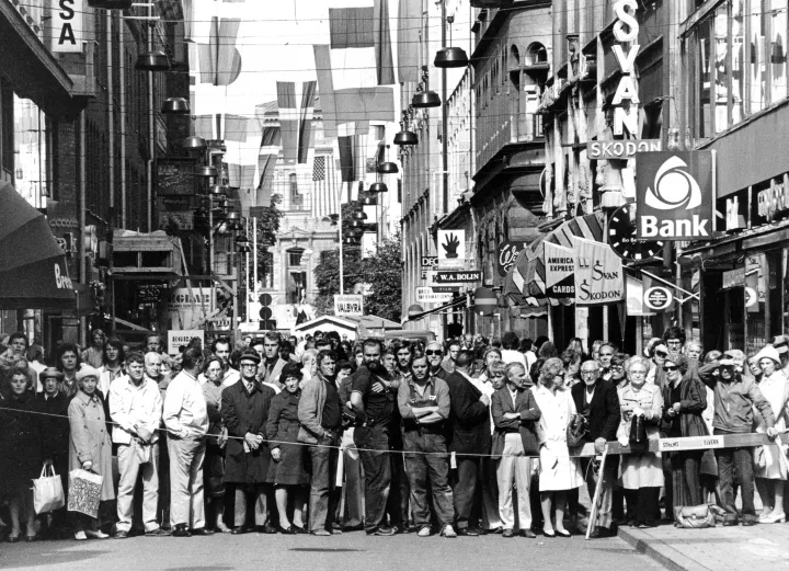Stockholmban a Kreditbanken előtt összegyűlt, a túszdrámát figyelő tömeg, 1973. augusztus 24-én – Fénykép: SvD / TT News Agency / AFP