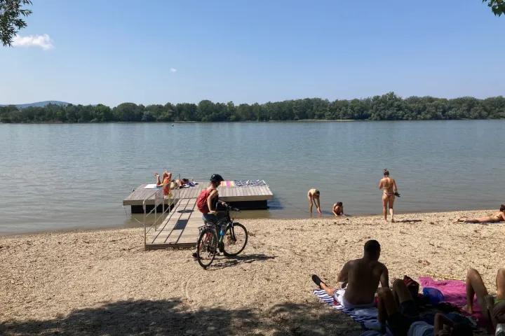 Az új kerékpárútszakasz és a dunakeszi szabadstrand – Fotó: Tenczer Gábor / Telex