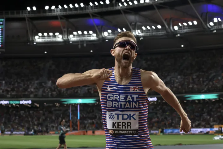 Az 1500 méter meglepetés világbajnoka, a brit Josh Kerr – Fotó: Hevesi-Szabó Lujza / Telex