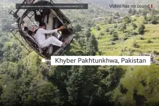 Egészen közelről mutatja meg egy drónvideó a pakisztáni drótkötélpályán rekedt emberek mentését