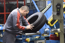 Az olcsóbb munkaerőért jön Magyarországra egy újabb ázsiai gumigyártó, hiába tiltakoznak az otthoni dolgozói