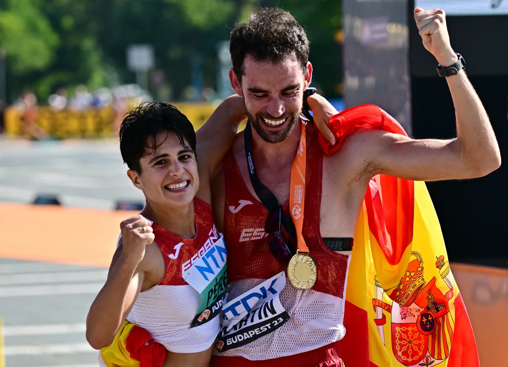 Maria Pérez és Álvaro Martín, a férfi és a női 35 kilométeres gyaloglás versenyek spanyol győztesei a budapesti atlétikai világbajnokságon a Hősök terén 2023. augusztus 24-én – Fotó: Mónus Márton / Reuters