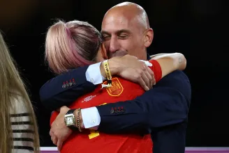 A FIFA fegyelmi eljárást indít a spanyol fociszövetség elnöke ellen, amiért az örömében szájon csókolta az egyik női játékost