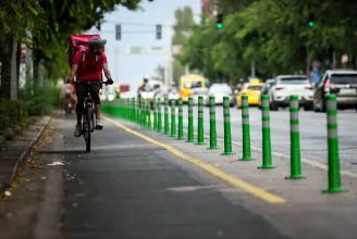 BKK: Nem jár külön sáv a reptéri busznak, a biciklisekkel közös út pedig veszélyes lenne