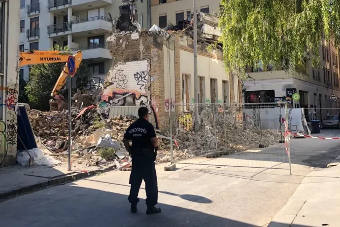 Betontörmelék zuhant egy turistára a budapesti Kazinczy utcában