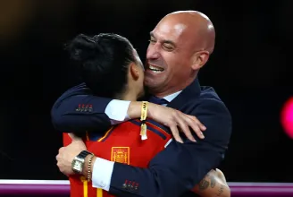Lemond a spanyol fociszövetség elnöke, aki a női válogatott győzelme után megcsókolta az egyik játékost