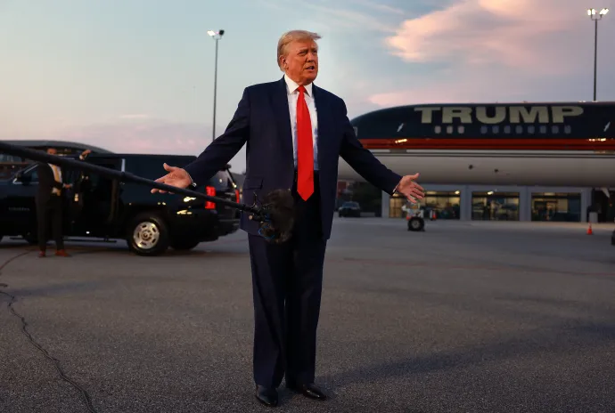 Donald Trump interjút ad az atlantai repülőtéren, miután szabadlábon távozott a Fulton megyei börtönből – Fotó: Joe Raedle / Getty Images via AFP