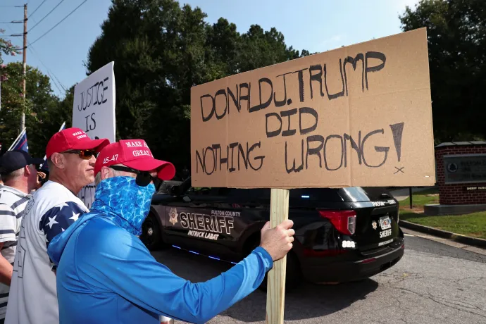 Trump-párti tüntetők a Fulton megyei börtön előtt – Fotó: Dustin Chambers / Reuters