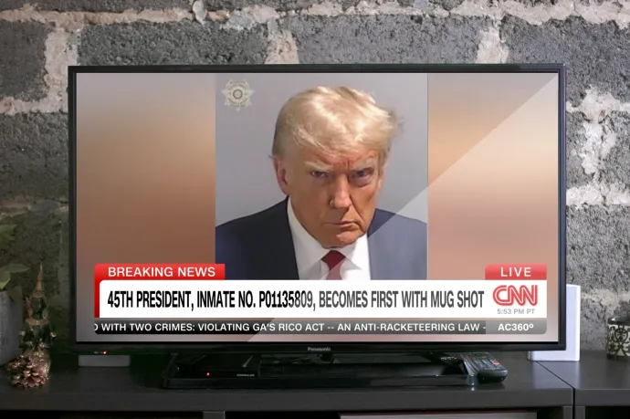 Donald Trump feladta magát a georgiai börtönben, rabosítási fotó is készült róla