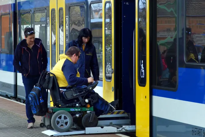 A fogyatékossággal élőknek érdemes előre szólni a MÁV-nak, ha vonatozni akarnak