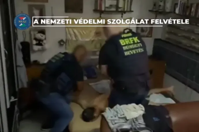Csonkolással fenyegette a rendőrnőt a Facebookon, pár órával később az ágyában bilincselték hátra a kezeit
