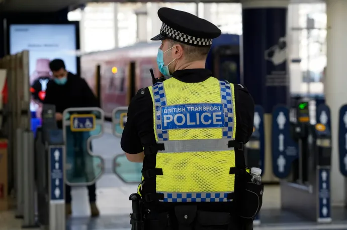 Elütött a vonat egy brit rendőrt, aki épp próbált kimenteni valakit a sínek közül
