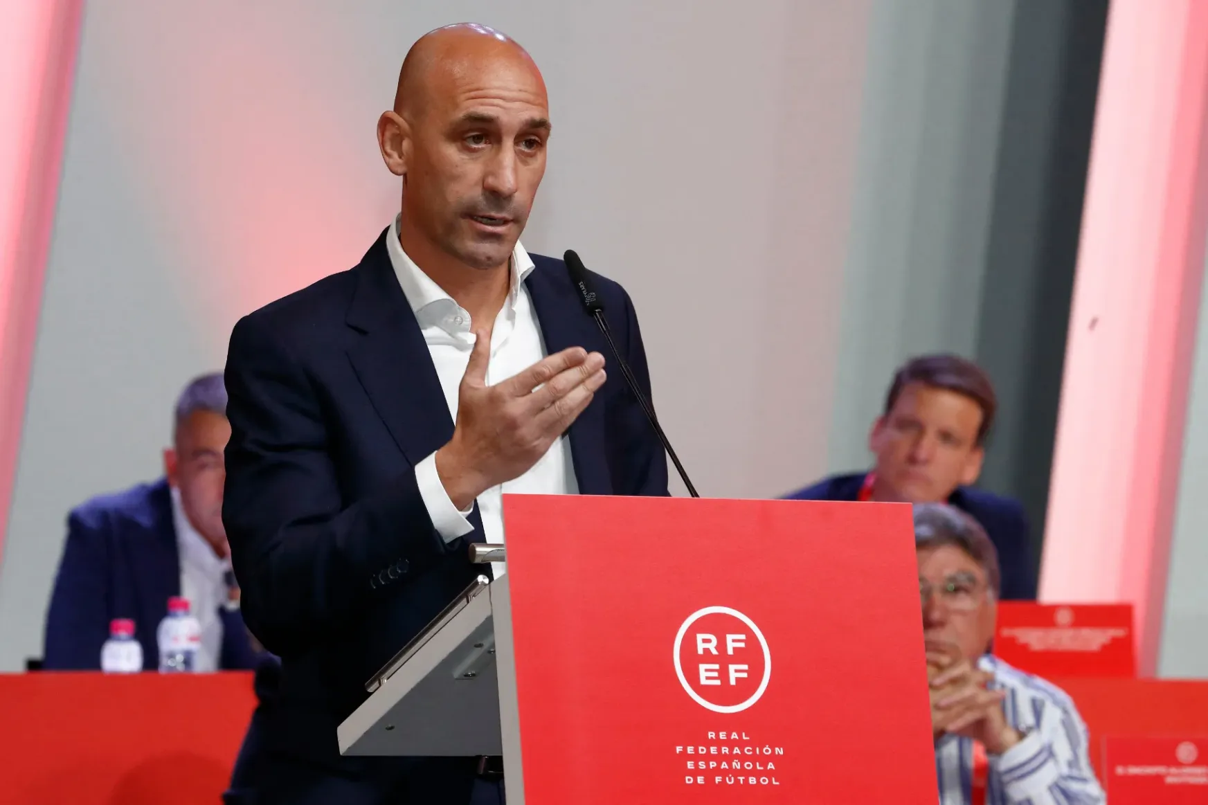 Mégsem mond le a játékosát megcsókoló spanyol focielnök, boszorkányüldözést emleget
