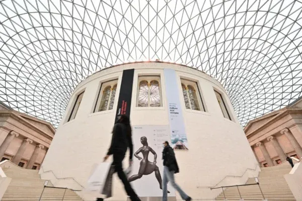 Lemondott a British Museum igazgatója az intézményben történt lopások miatt