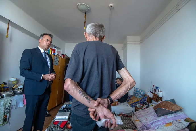 David Pressman amerikai nagykövet a Máltai Szeretetszolgálat rehabilitációs otthonának egyik lakójával – Fotó: Halász Júlia / Telex