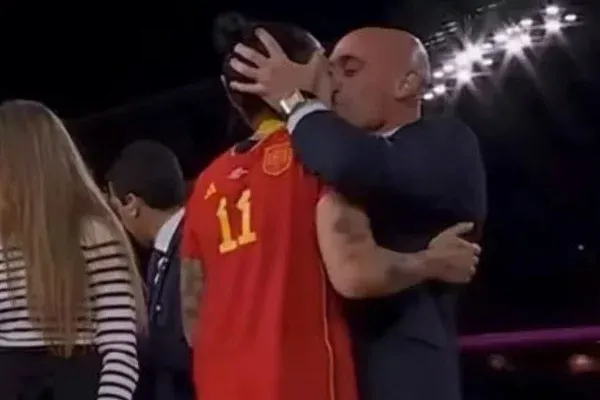 Addig nem lépnek pályára a vb-győztes spanyol női focisták, amíg a Hermosót megcsókoló focielnök le nem mond
