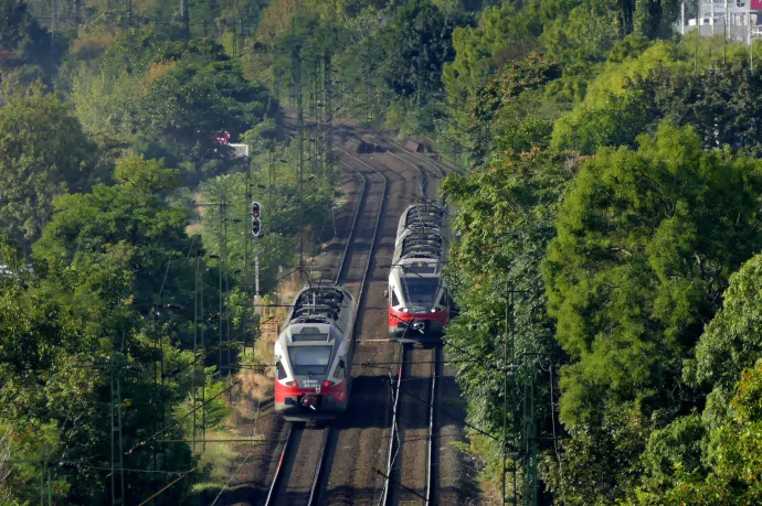 Olyan rossz a sínek állapota a győri fővonalon, hogy korlátozták a vonatok sebességét