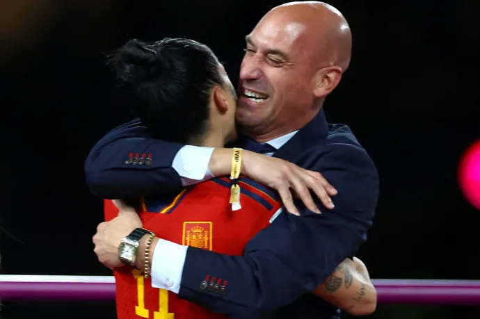 A spanyol labdarúgó-szövetség perrel fenyegeti Hermosót, akit megcsókolt a focielnök